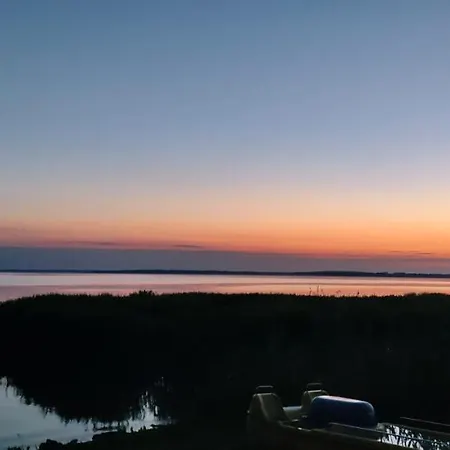 Niezla Szopka Nad Jeziorem مكان تخييم *